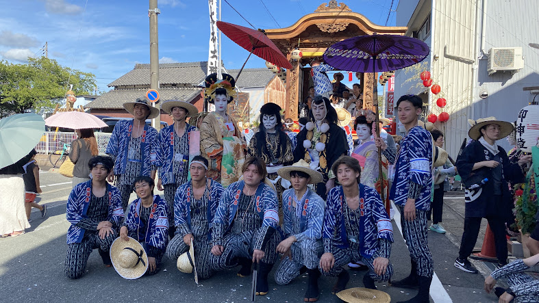 国府夏まつり　炎天下の中練り歩く若者たち